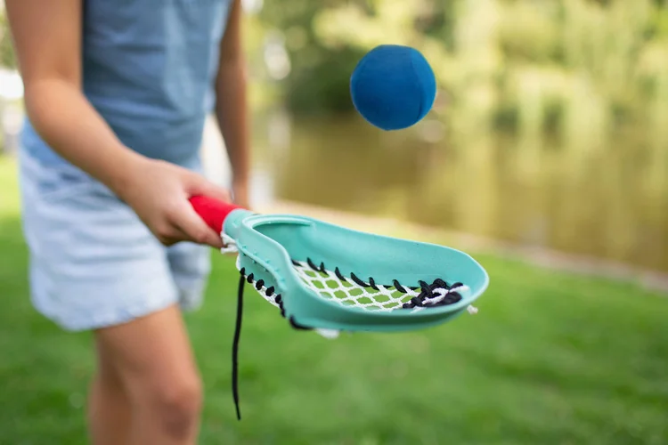 Zbliżenie rakietki BS Toys do lacrosse i miękkiej piłki