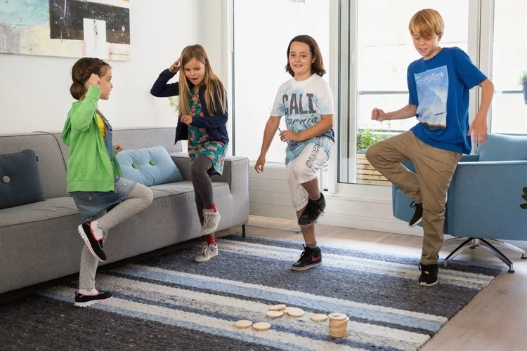 Dzieci odtwarzają ruchy z drewnianych żetonów Moves! BS Toys