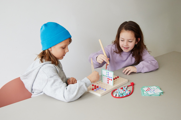 BS Toys, Drewniana gra logiczna ze szczypcami Kuleczki dla dwojga