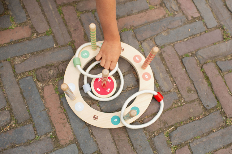 Gra drewniana dla dzieci - BS Toys Rzut Obręczą Na Koło